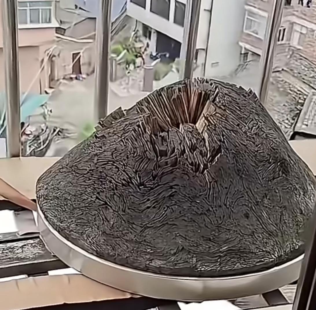 天呐，这是什么情况！
女子昨天趁着天气好，
就把菜板放到阳台上，想着让太阳晒晒杀