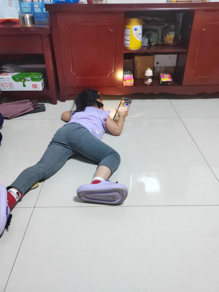 妈妈和媳妇同时落水先救谁？这个小伙的回答太通透了
 
最近刷视频，看到一个特别扎