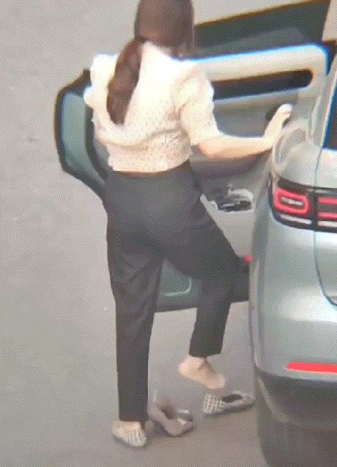 大马路上换鞋，人才啊！