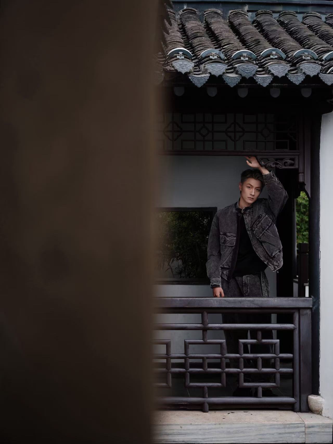 王青音乐节 王青LMF南京音乐节路透太顶了！银发造型亮眼，186cm身高在舞台上