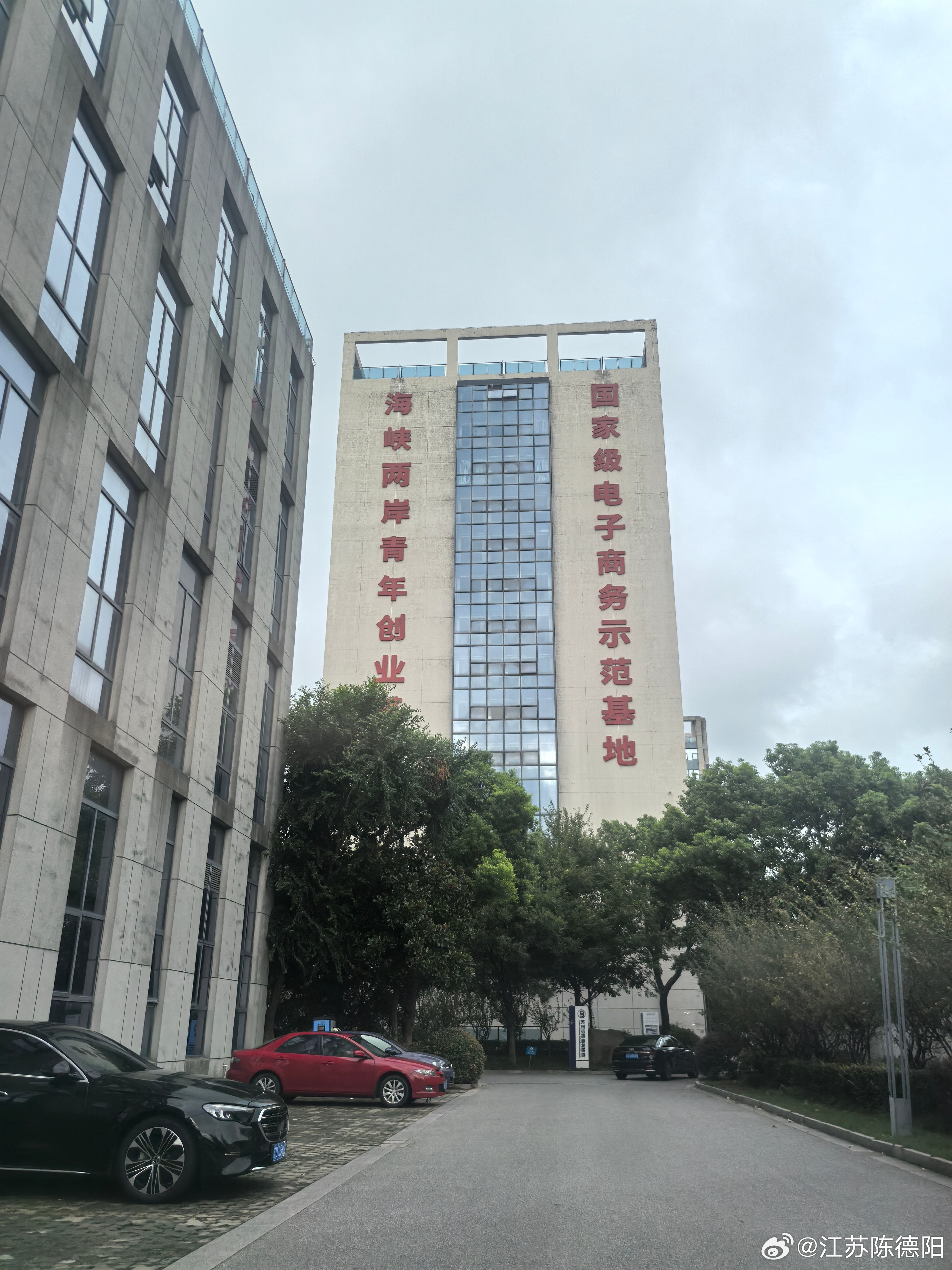 平凡人的努力，本质上是为了尽可能的把命运拽在自己手中。  ​​​