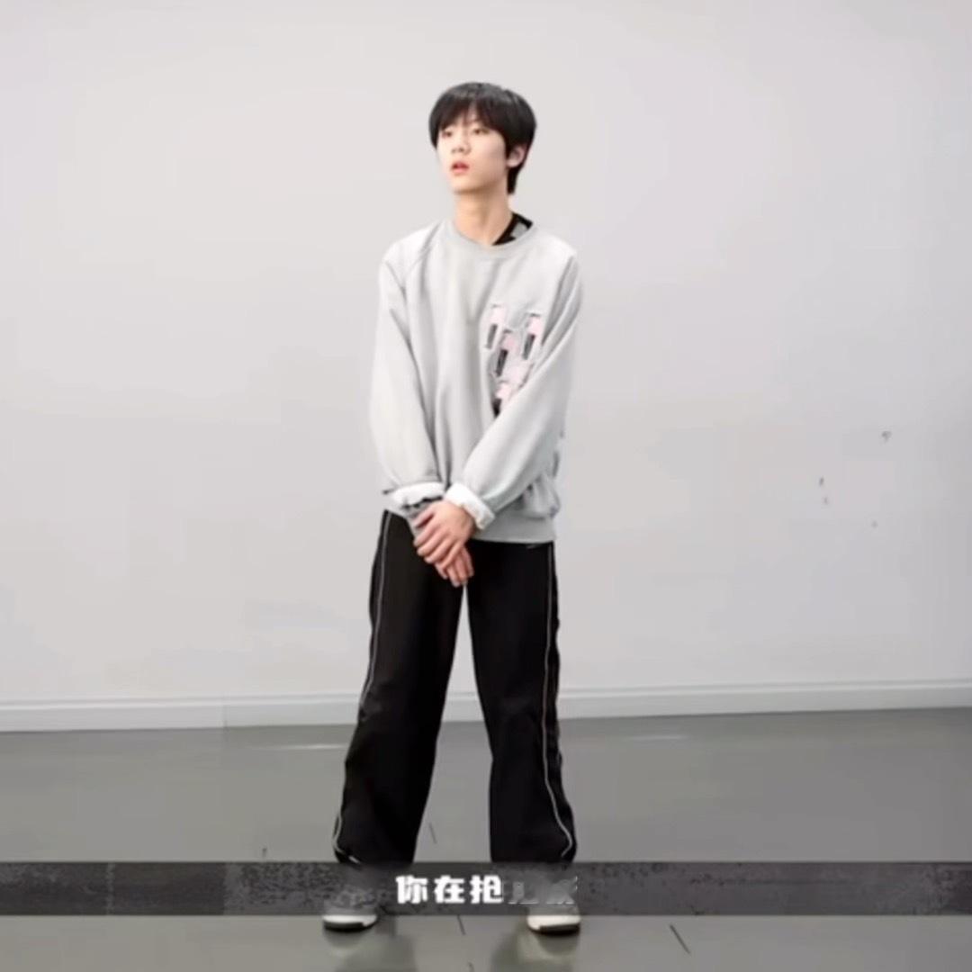 所谓成长，大家只看见你褪去青涩的重庆乡音，练成了标准流利的普通话，身形也悄悄拔高