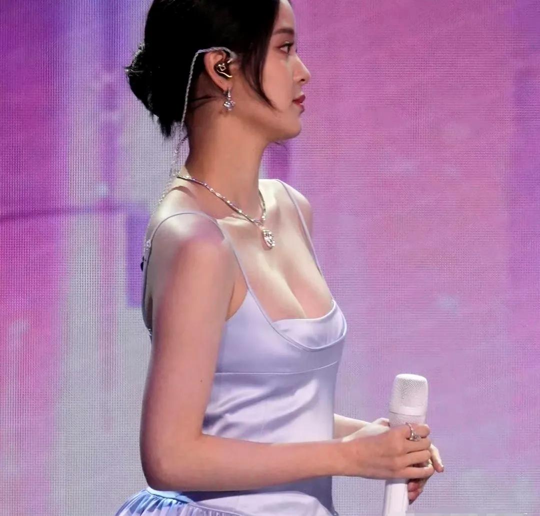 欧阳娜娜已经不再是记忆中的小女孩，
现在完全长开了，浑身散发成熟的韵味！

