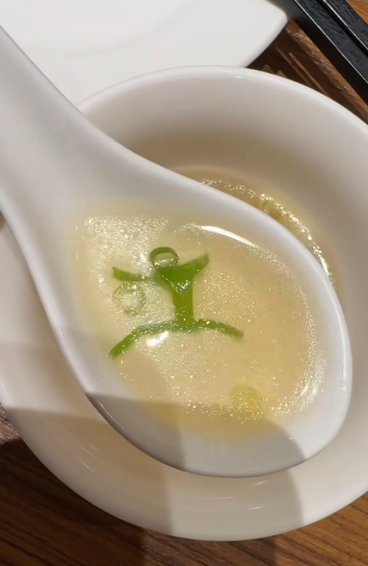 連早上喝的湯都在提醒我世界盃正在踢⋯ 