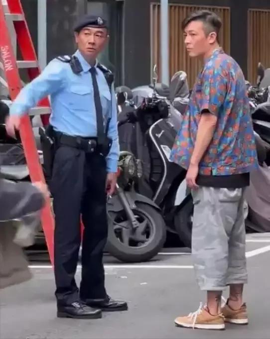 陈冠希和陈小春同框，让人重回头文字D，爷青回。

不过陈冠希才42岁，看起来比5