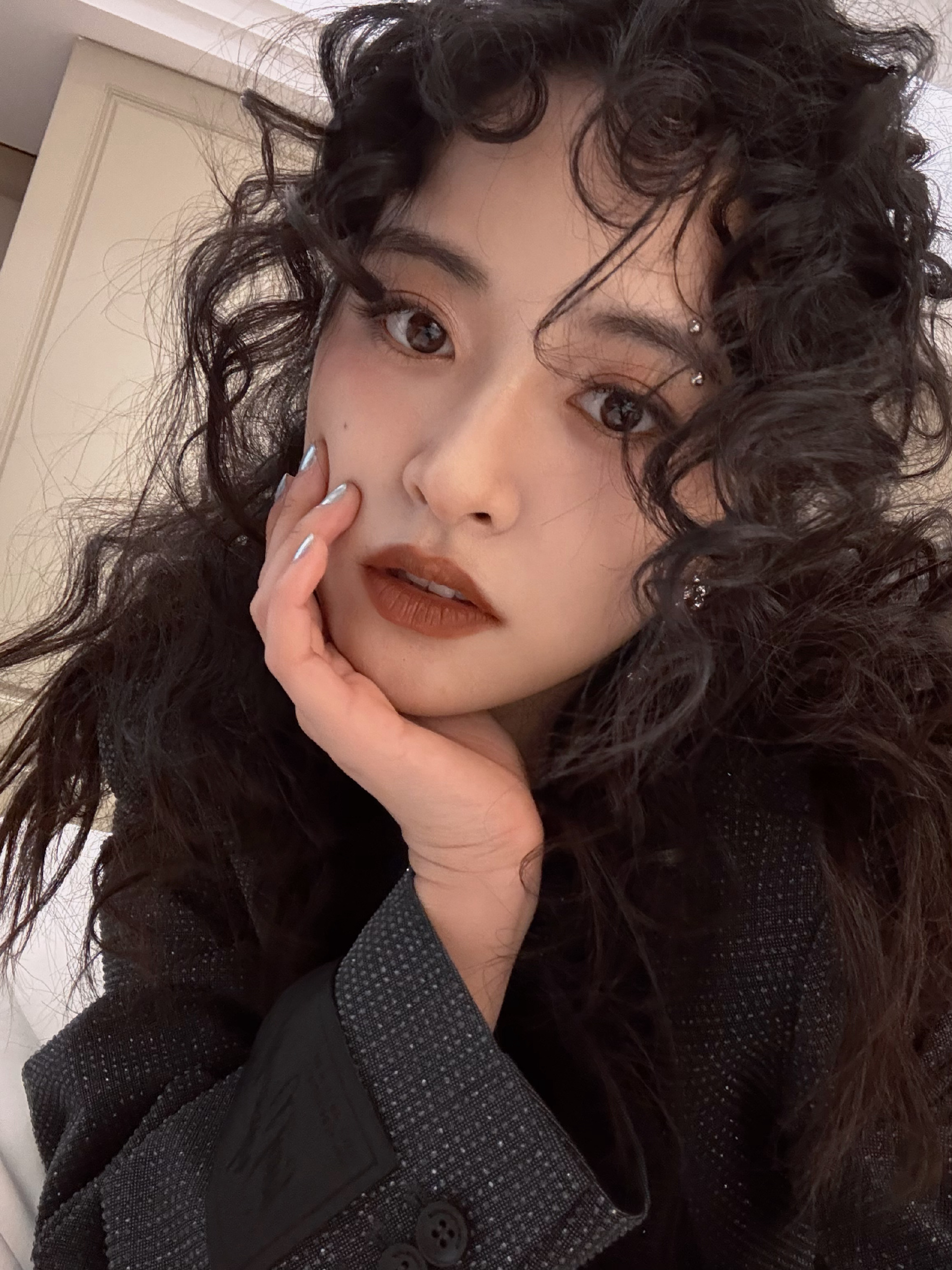 沈月泡面头好可爱，她海外粉丝真的挺多的，昨天一个米国粉丝还来给她打call了❗️