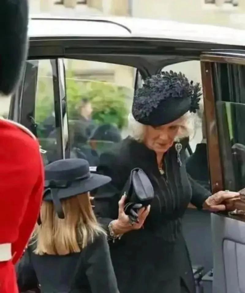 卡米拉这一眼神，差一点断送了她的口碑和声誉
在英女王的葬礼上，卡米拉因不满夏洛特