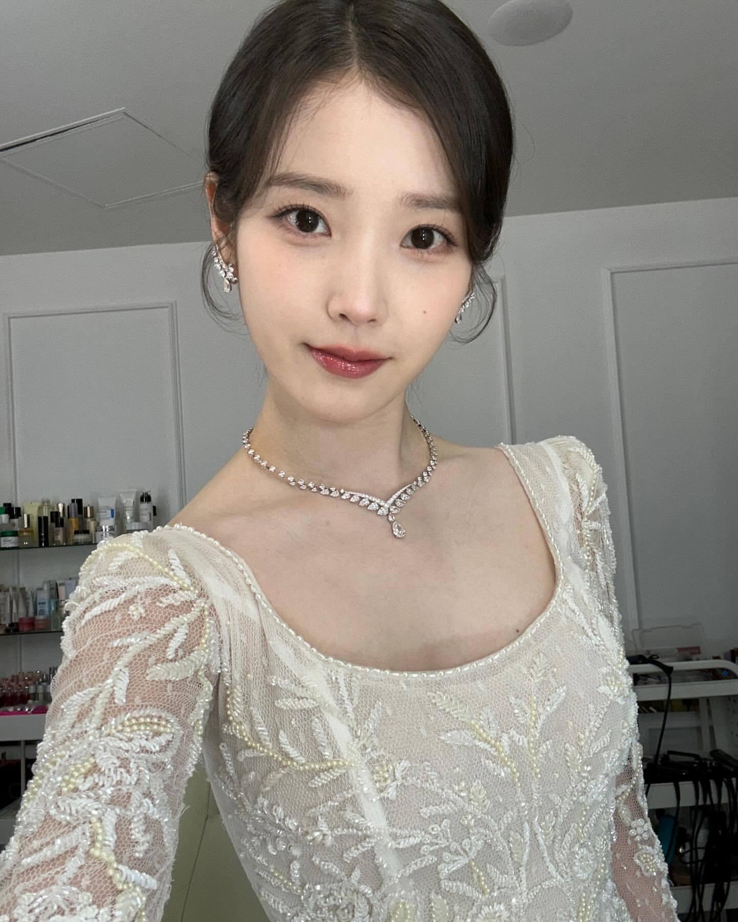 IU ins更新🤍⚓️🌊 ​​​