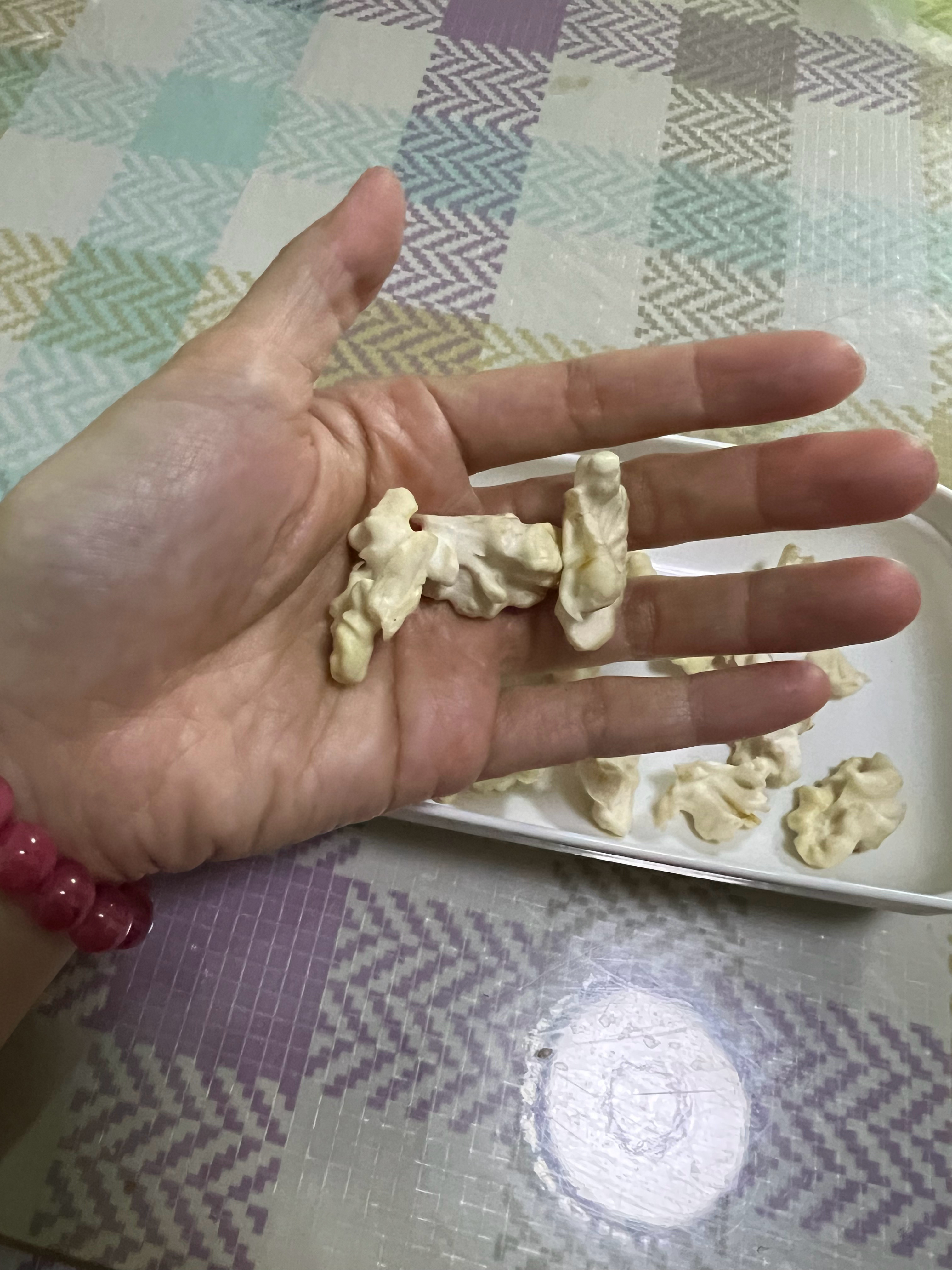 加班到家就有爸妈剥好的鲜核桃吃！最近疲劳度up，得请2天假了！ 