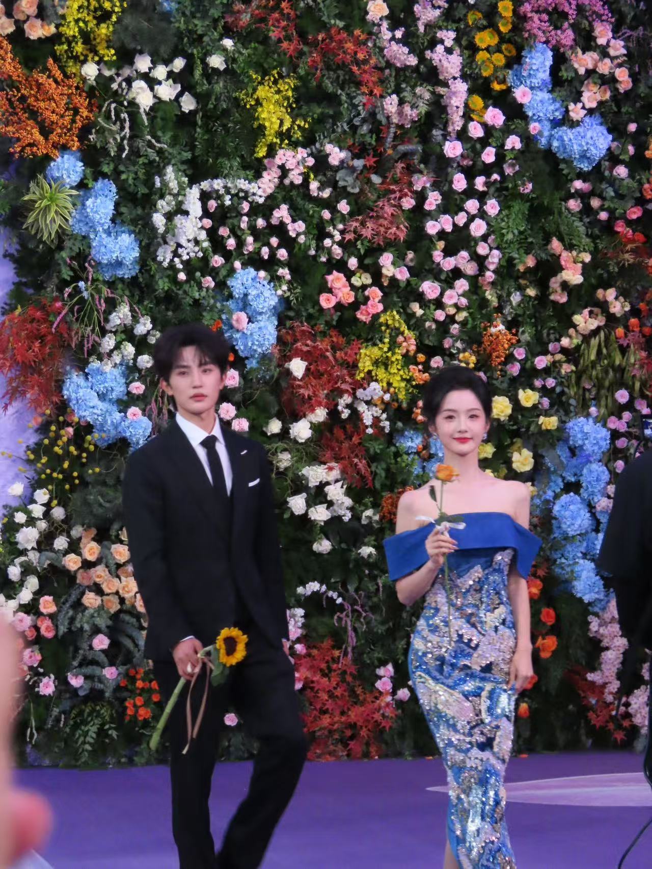 短剧演员百花奖红毯红毯之上迎来不少短剧面孔，小众赛道的演员奔赴主流盛典，也看见短