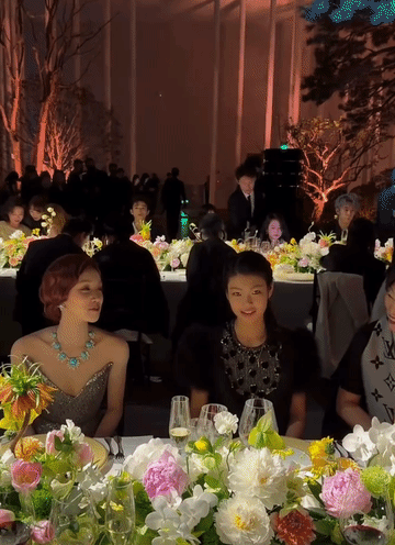 宋雨琦旁边这个位置，得什么样的标准才能坐，好多小女生喜欢宋雨琦，这个小女生看起来