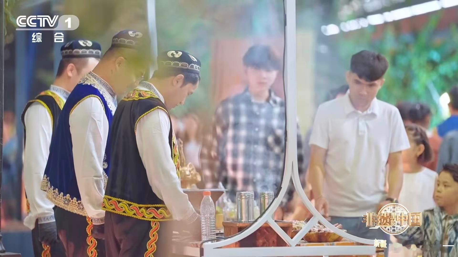 新疆羊肉串一米长 新疆烤肉不仅有名，历史还这么久！现在满心都是去新疆，吃一口地道