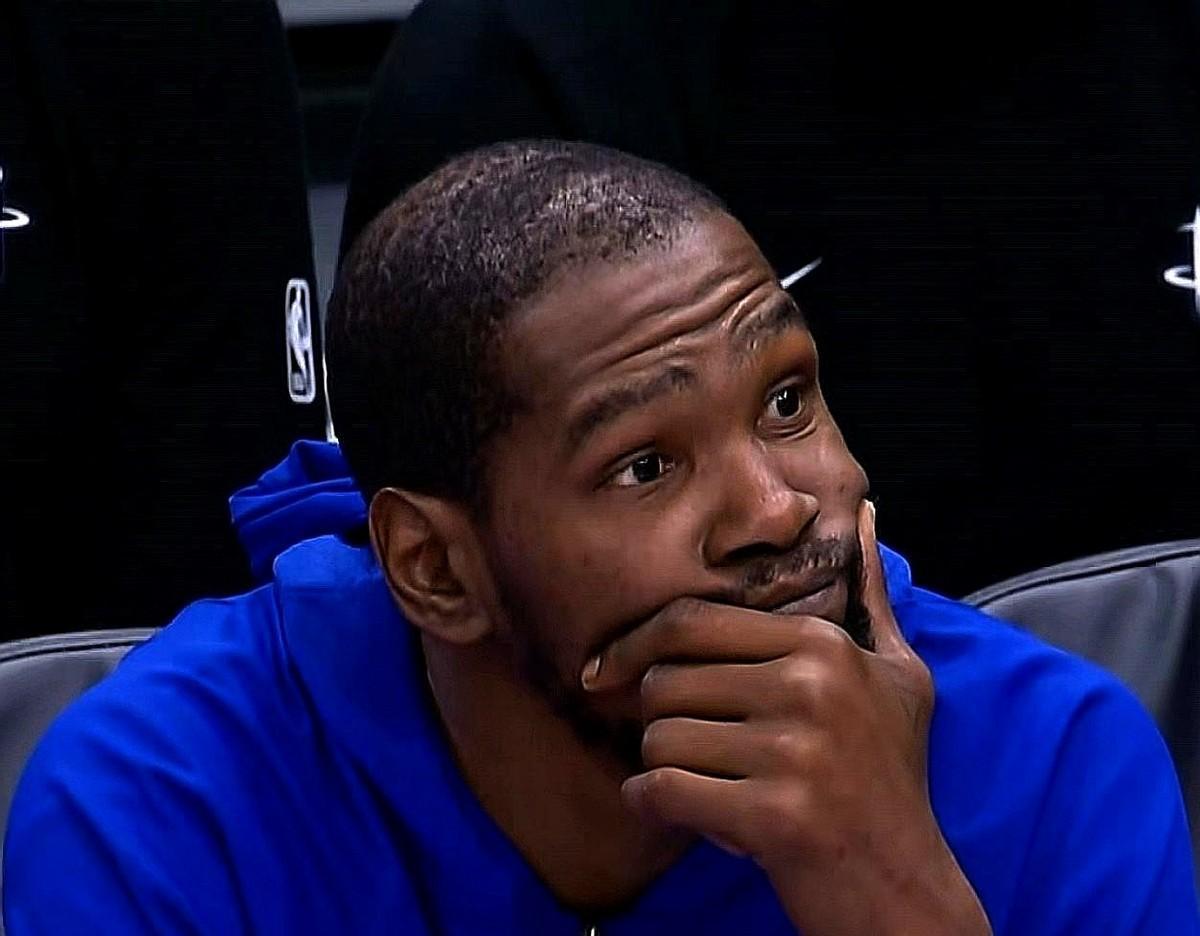 说句扎心的话。
看火箭比赛，我现在最怕的不是输球。
是看对手一个简单的掩护，我们