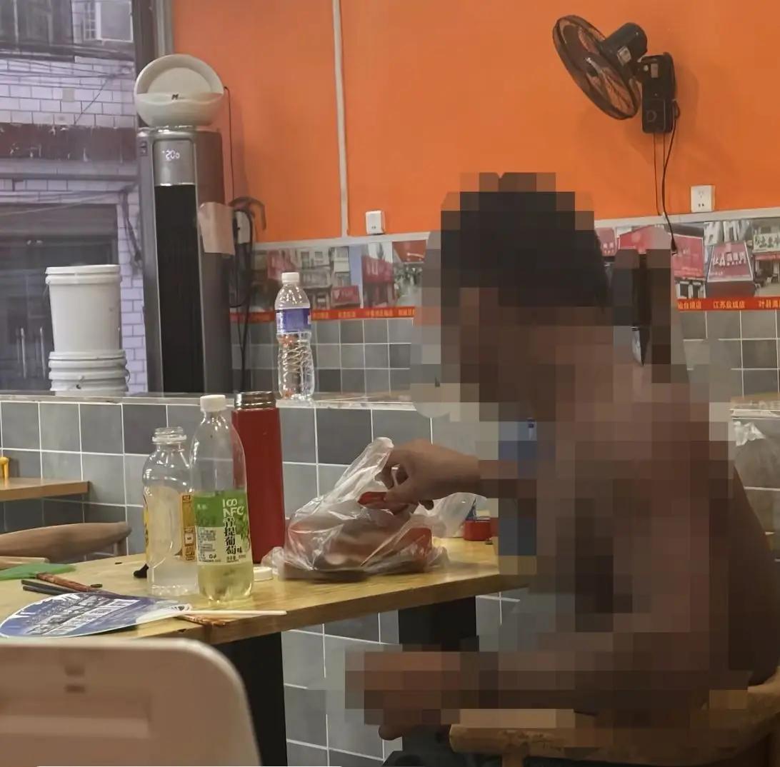 河南平顶山一家麻辣烫店来了一位17岁男孩，男孩没有穿上衣，点了一份8块钱麻辣烫还