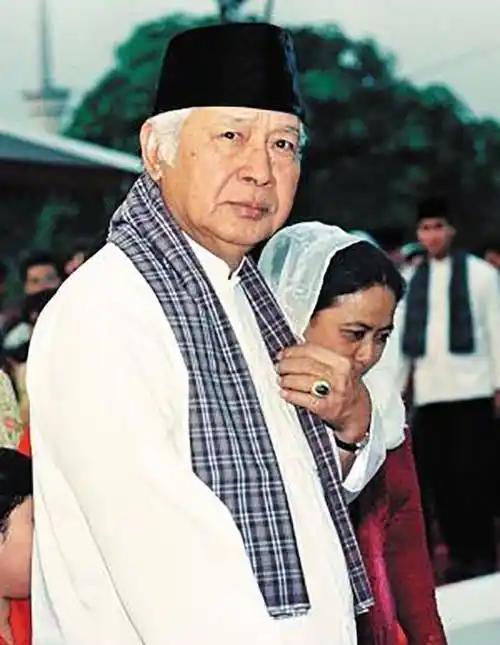 在印尼，政治内斗要杀华人，经济崩溃还是要杀华人。33 年里两场大屠杀，30 多万