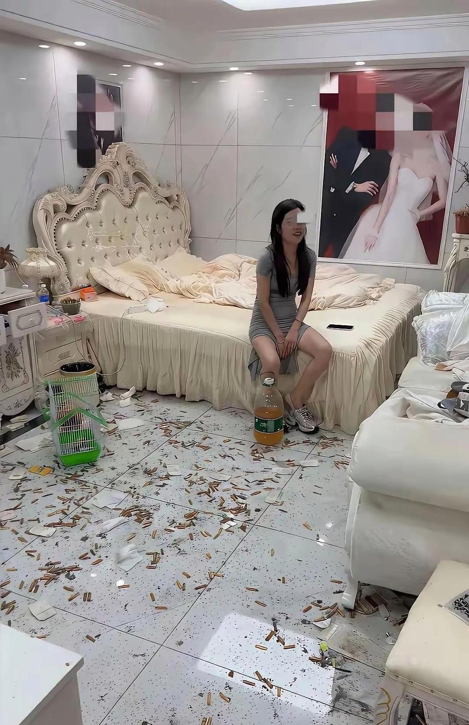 这就是婚姻带来的，
婚房成垃圾场，
家务谁来做？
一个人累，
结了婚两个人更累了