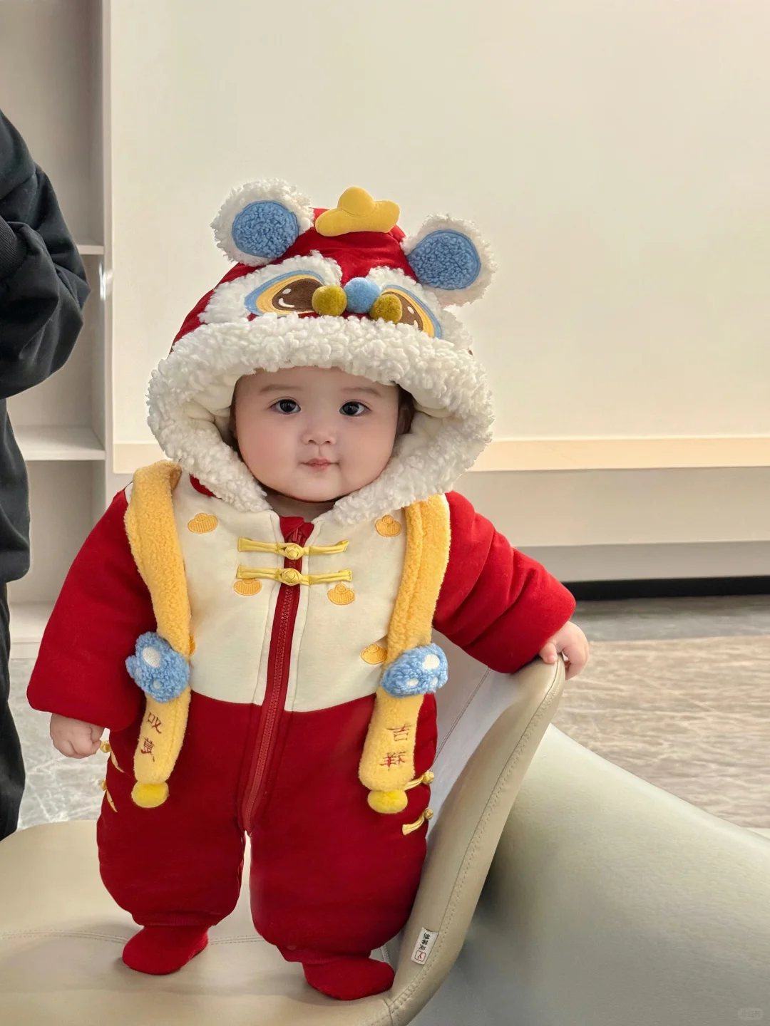 好喜欢我的胖宝宝，真像一个小手办呀～