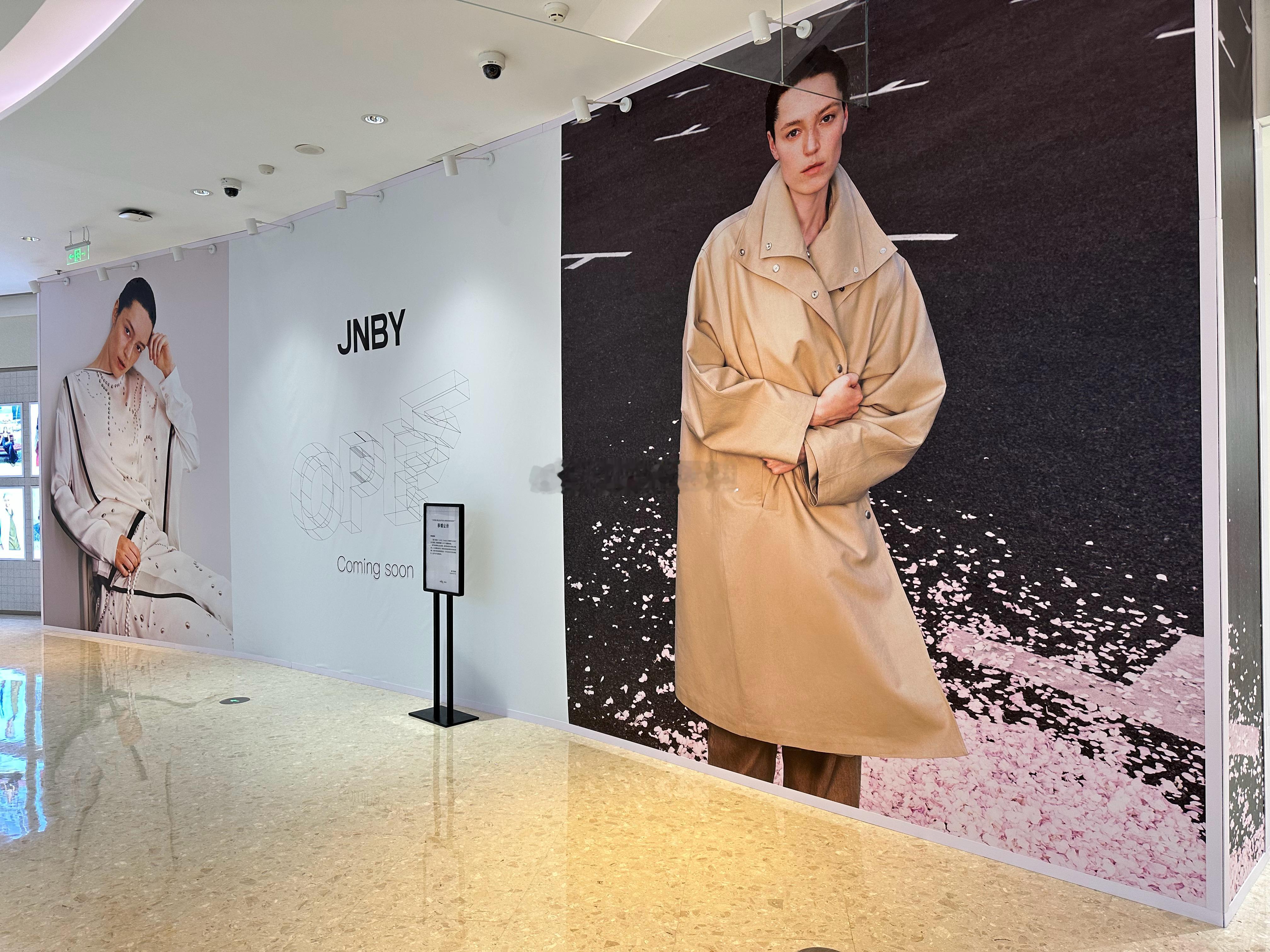 厦门商业 万象城首层BURBERRY博柏利迎接最新形象店。高楼层的品牌再继续移铺