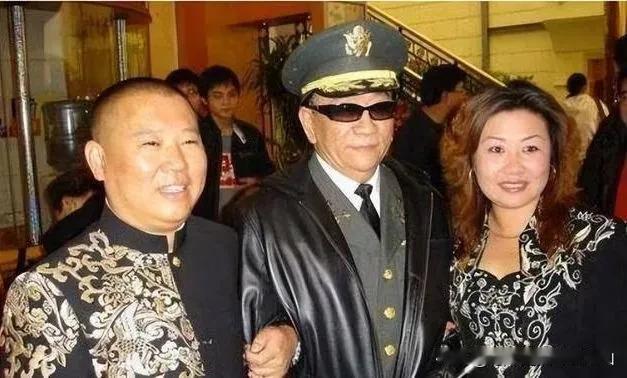 拿出郭德纲夫妇与侯耀华、侯耀文的老合影，照片里这人穿着制服，戴着大墨镜和大帽子，