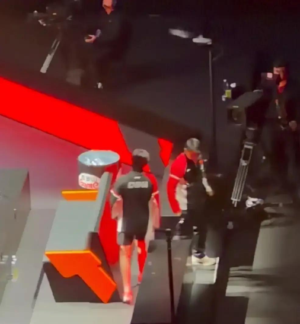 莎莎拎着羽绒服走出T3，粉丝围堵拍照，热搜又蹦出一个“机场穿搭”。世界第一刚打完