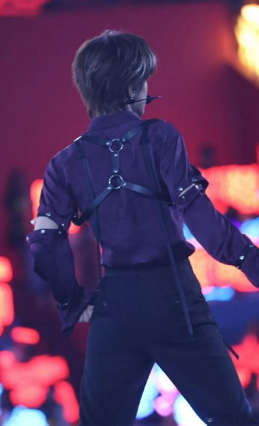 谁懂啊！张泽禹的紫色套装简直自带高光，乐队舞台上的他明媚又耀眼，《爱要坦荡荡》的