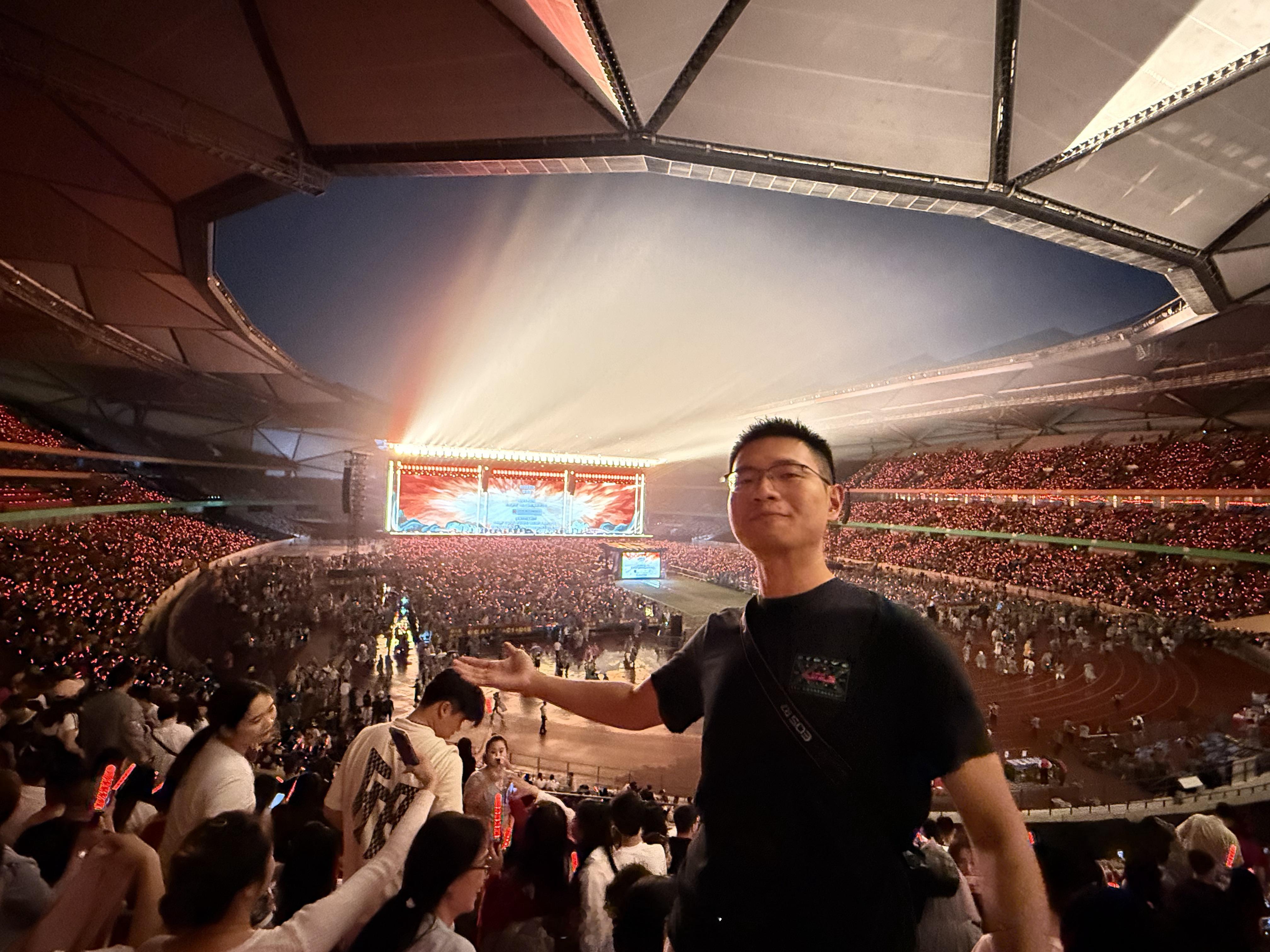 完美的演唱会！我太爱我这380最便宜的位置了下面通通淋成落汤鸡[允悲][允悲][