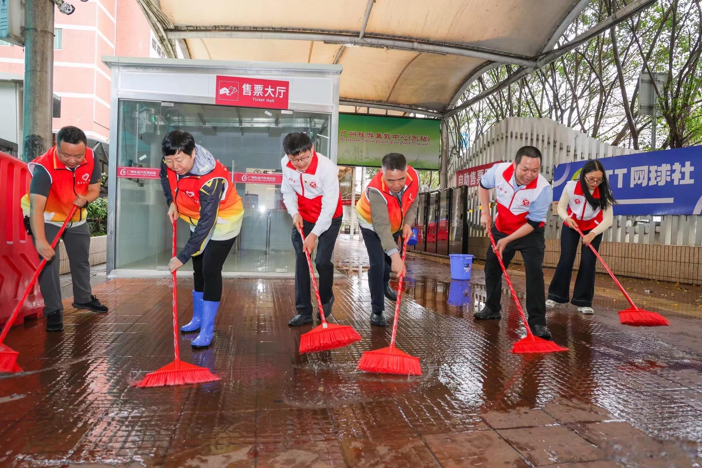 我始终坚信，公益不是一个人的单打独斗，而是一群人的携手共进。所以，我积极组织各类