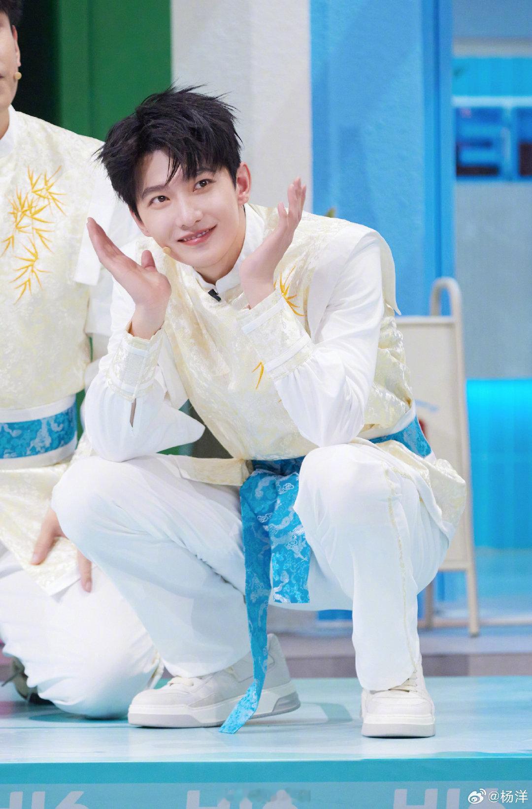 杨洋[超话]被杨洋打拳硬控了你好星期六杨洋一身新中式装扮，古风气质尽显无遗，开场