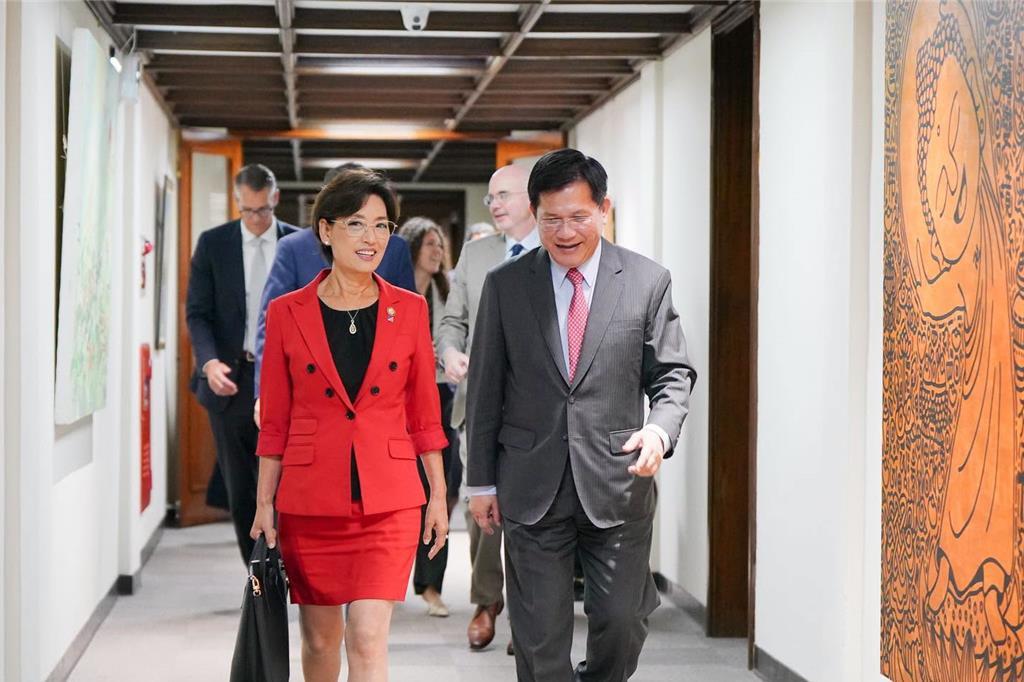 美国议员窜访台湾，名为交流实为台海添乱
美国联邦众议院跨党派访问团日前抵台，聚焦