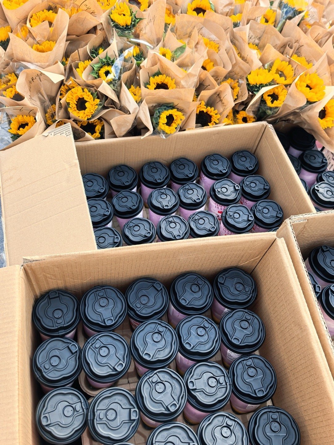 李昀锐跨年给粉丝逆应援 李昀锐跨年给粉丝逆应援，向日葵、奶茶、蛋糕，粉丝太幸福了