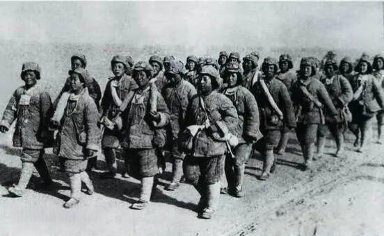 历史老照片分享1949年9月，新疆和平解放后，王震的部队就地转业屯垦戍边。由于当