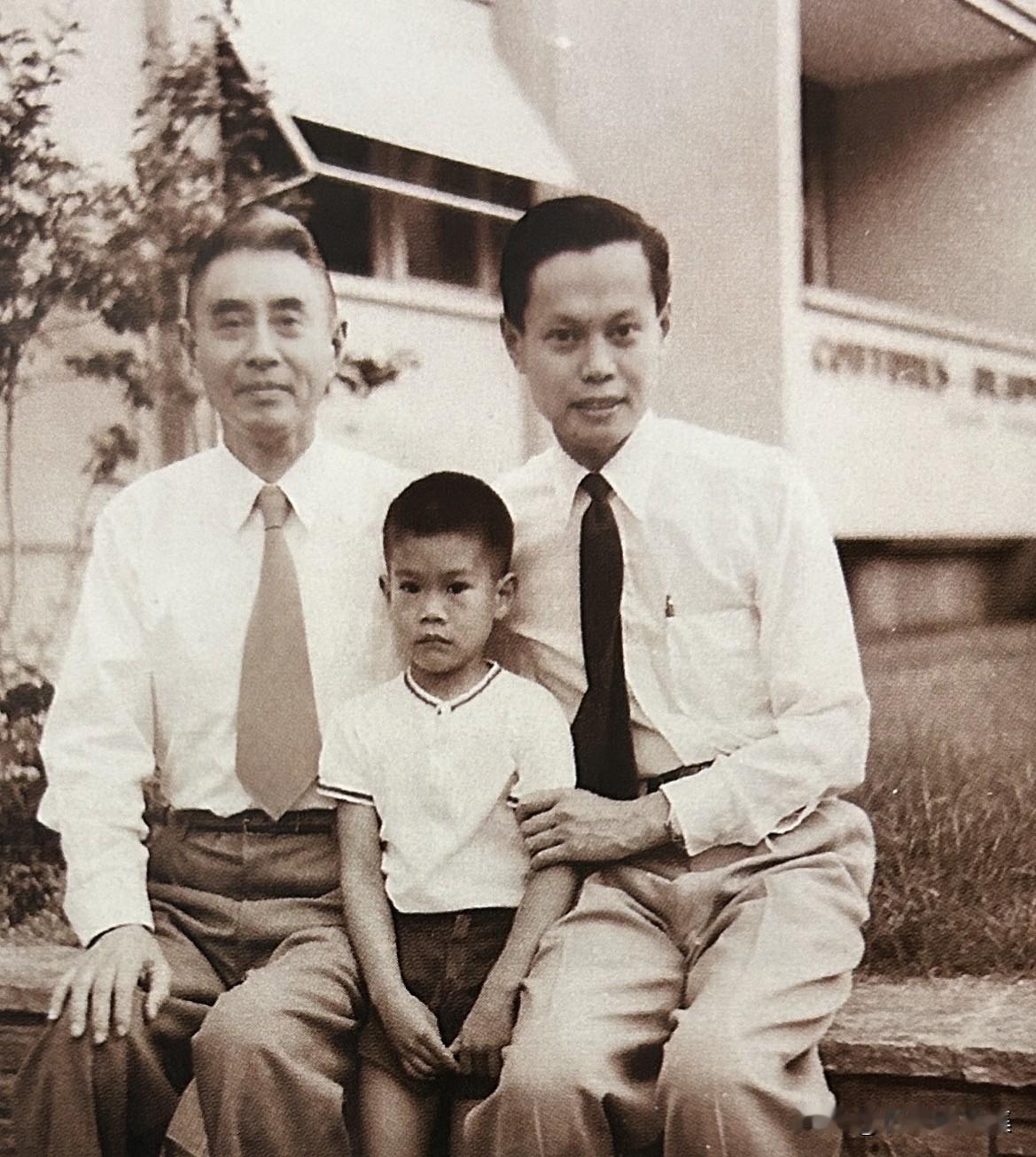 1957年，杨振宁与李政道因发现“宇称不守恒”共同获得诺贝尔物理学奖。在赴斯德哥