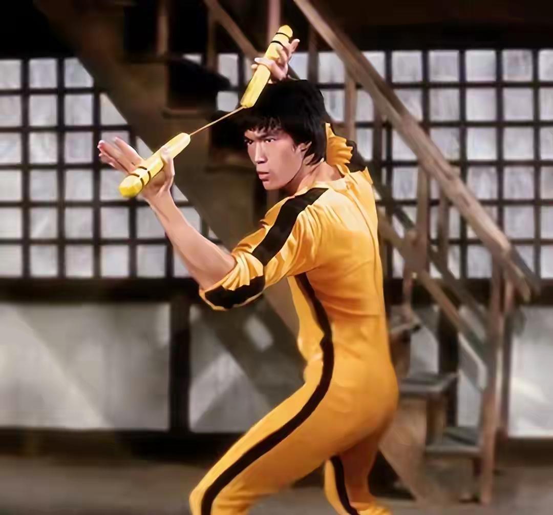 李小龙虽英年早逝，但后代仍在延续他的传奇。女儿李香凝童年坎坷，4岁丧父，后哥哥拍