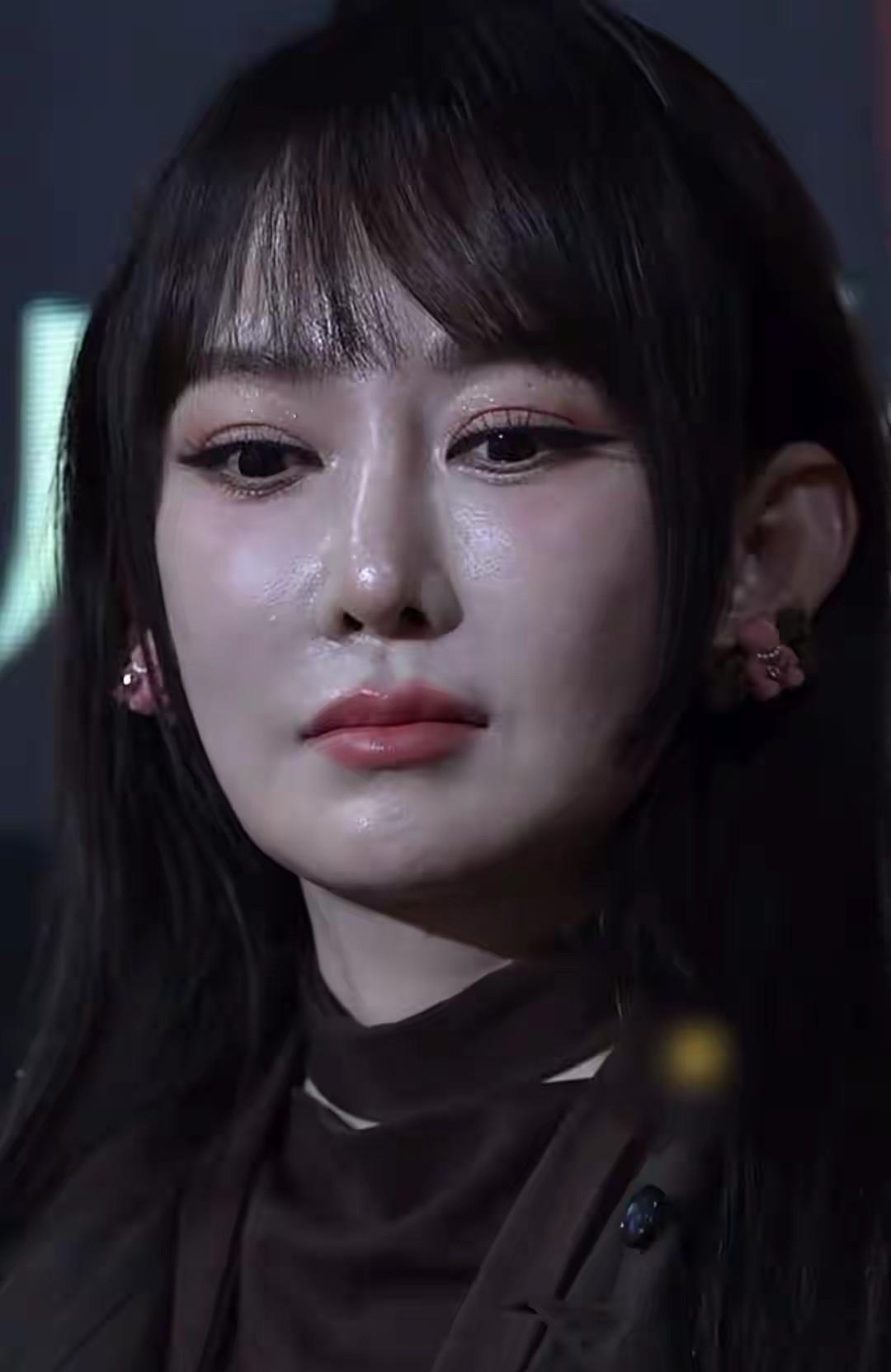 说实话，这次真的被萨顶顶惊到了！
看了她在《国家宝藏》的舞台，
这一嗓子吼出来，