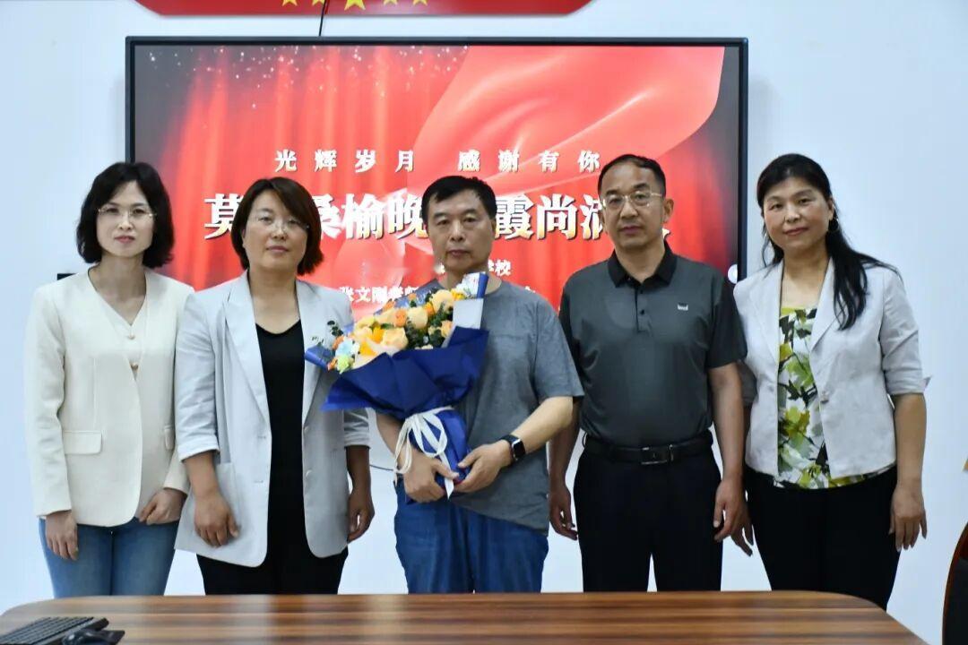 山东寒亭区特殊教育学校为张文刚老师举行退休欢送仪式，孙永红校长为张老师献花并致辞