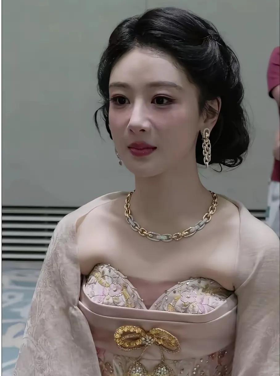 女明星里，
 
我最搞不懂的就是杨紫了，
 
你说她才33岁，难道没人告诉她，她
