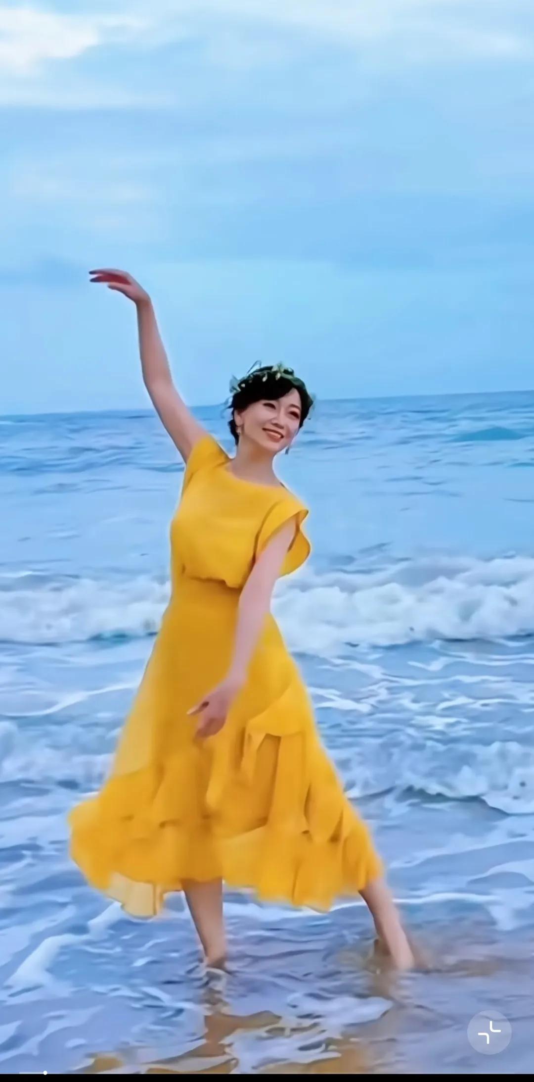 赵雅芝，好想说，奶奶你好优雅漂亮。