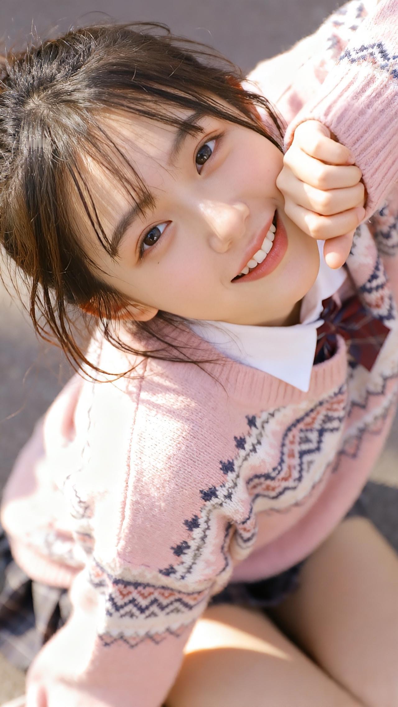 阳光下的少女，微笑如花绽放，温暖如春日阳光。🌞🌸你心中最可爱的女生是什么样子