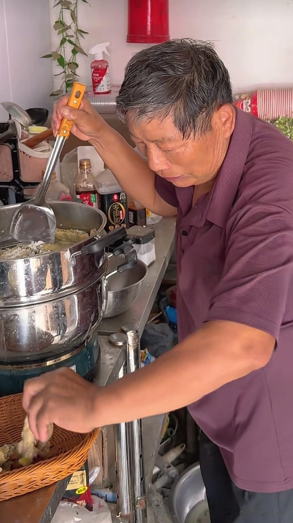 树兰简单蒸了一些油饼子，看着毫无食欲，关键还忙活半天汗流浃背，三行天天就吃这些营