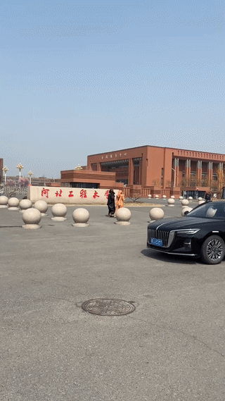 现在在中国各地的大学里，有不少非洲黑人留学生。
但是在这些非洲黑人留学生当中，男