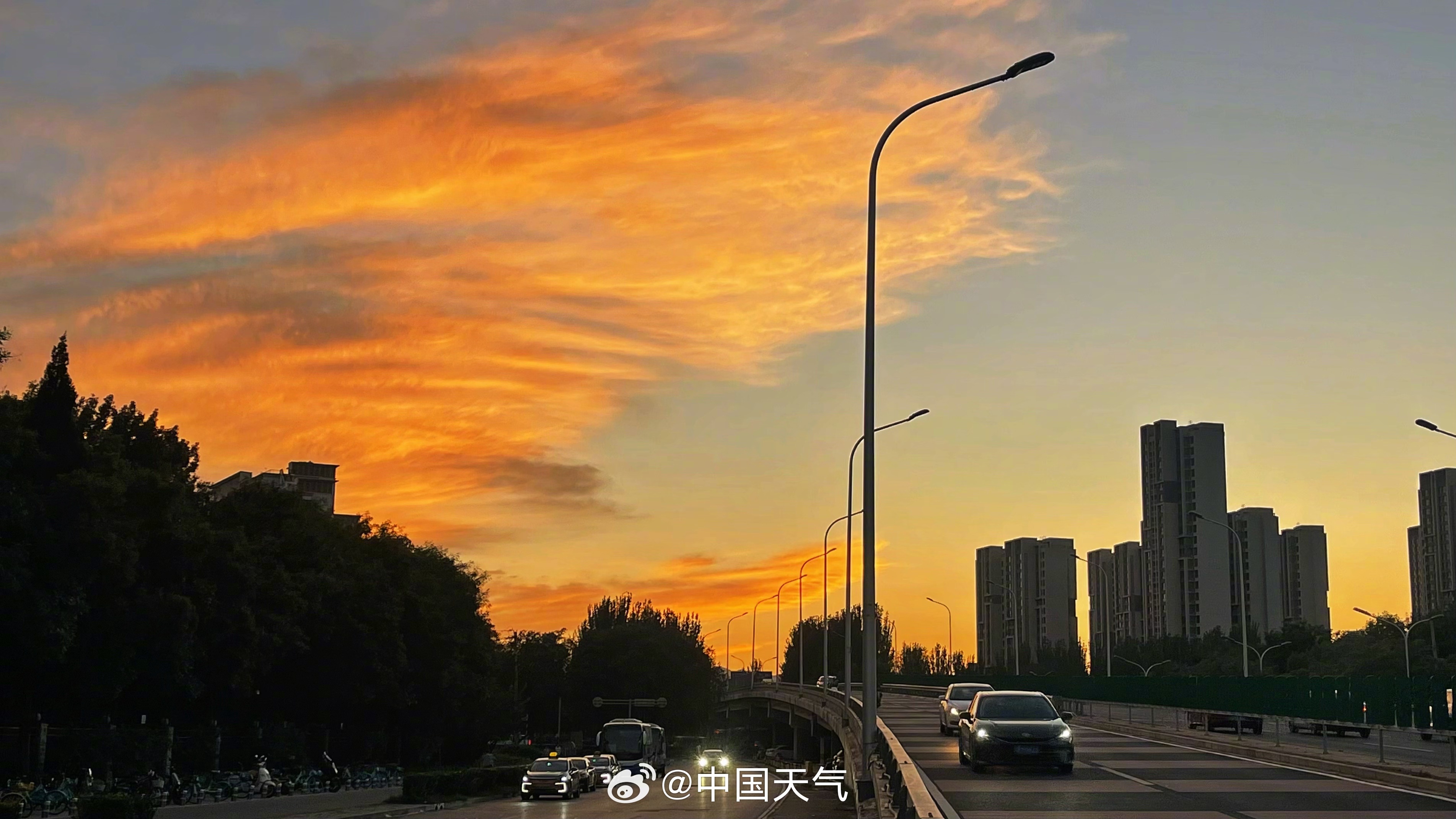 【转发分享！今日份#北京晚霞好美#】北京大片金粉晚霞惊艳天空，你拍到了吗？快来评