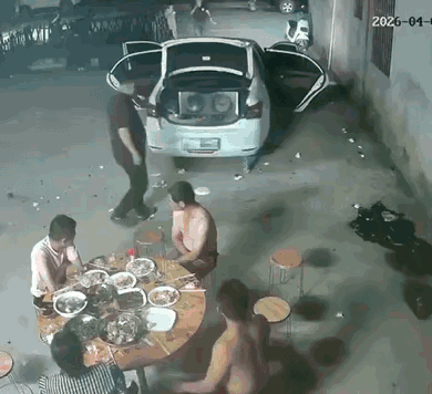 看到网络上的一段视频好搞笑，几个人在外面摆桌吃饭，后备箱里还有吃的喝的，想让车靠