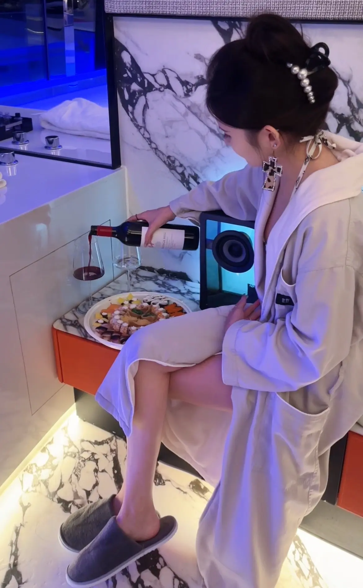 活着活着，就明白，跟任何人较劲都是在消耗自己，原谅别人是你大度，放过自己才是格局