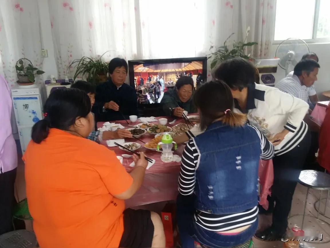 上海6名顾客自带满桌菜肴，在餐馆仅花19元点两碗汤，用餐1.5小时后留下满地垃圾