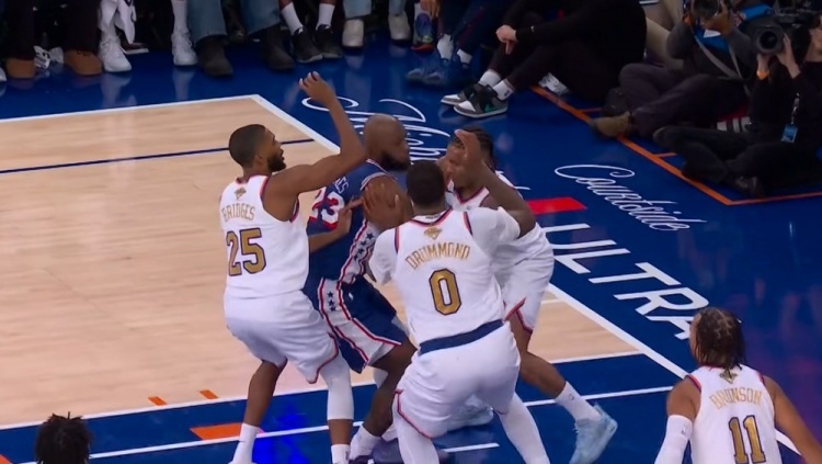 詹姆斯威胁依旧在！内线拿球被3人包夹，这是征战NBA24年的詹姆斯吗詹姆斯76人