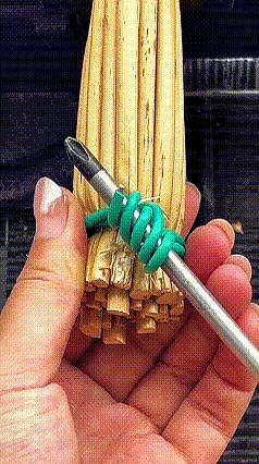 扫帚老掉毛？
别急，这招是奶奶教的，省钱又耐用。
准备棉绳或旧丝袜，笤帚草抖齐，