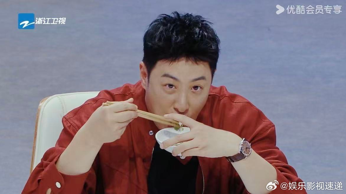 潘玮柏吃到被导演紧急叫停 原来食堂餐变自助餐这么简单，只要有个敢开口加餐的潘玮柏