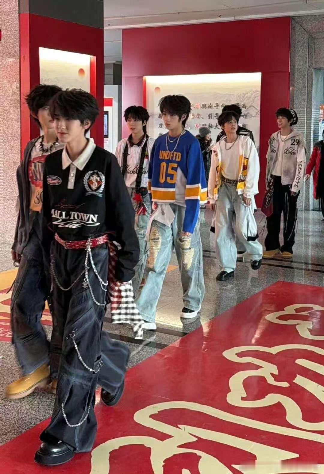 王橹杰川渝春晚妆造路透王橹杰川渝春晚妆造  来看妆造如何 