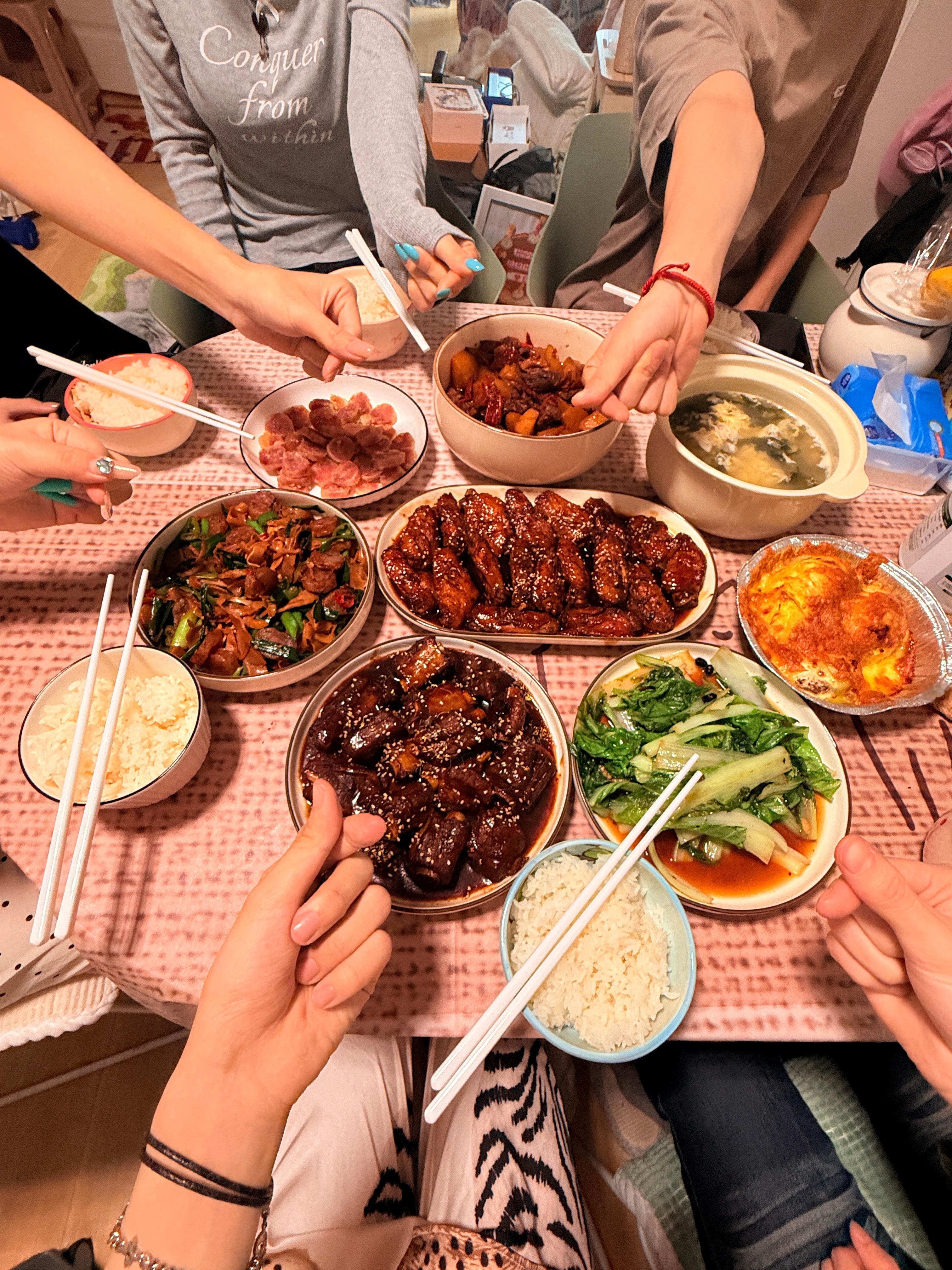 今天做了一大桌菜笋干炒香肠 牛肉烧土豆 可乐鸡翅 糖醋排骨 芝士榴莲 