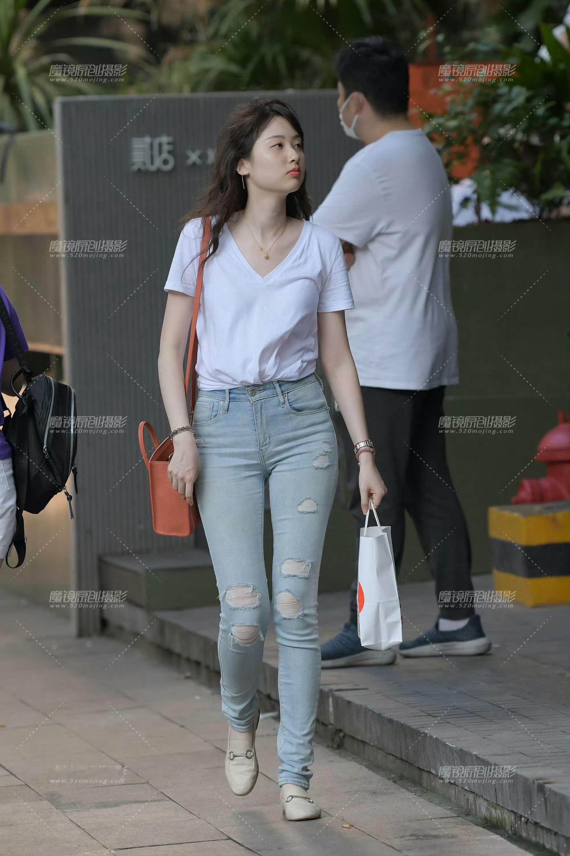 街拍牛仔裤美女[超话]   “生活就该有阳光，有鲜花，还有温柔的你” 